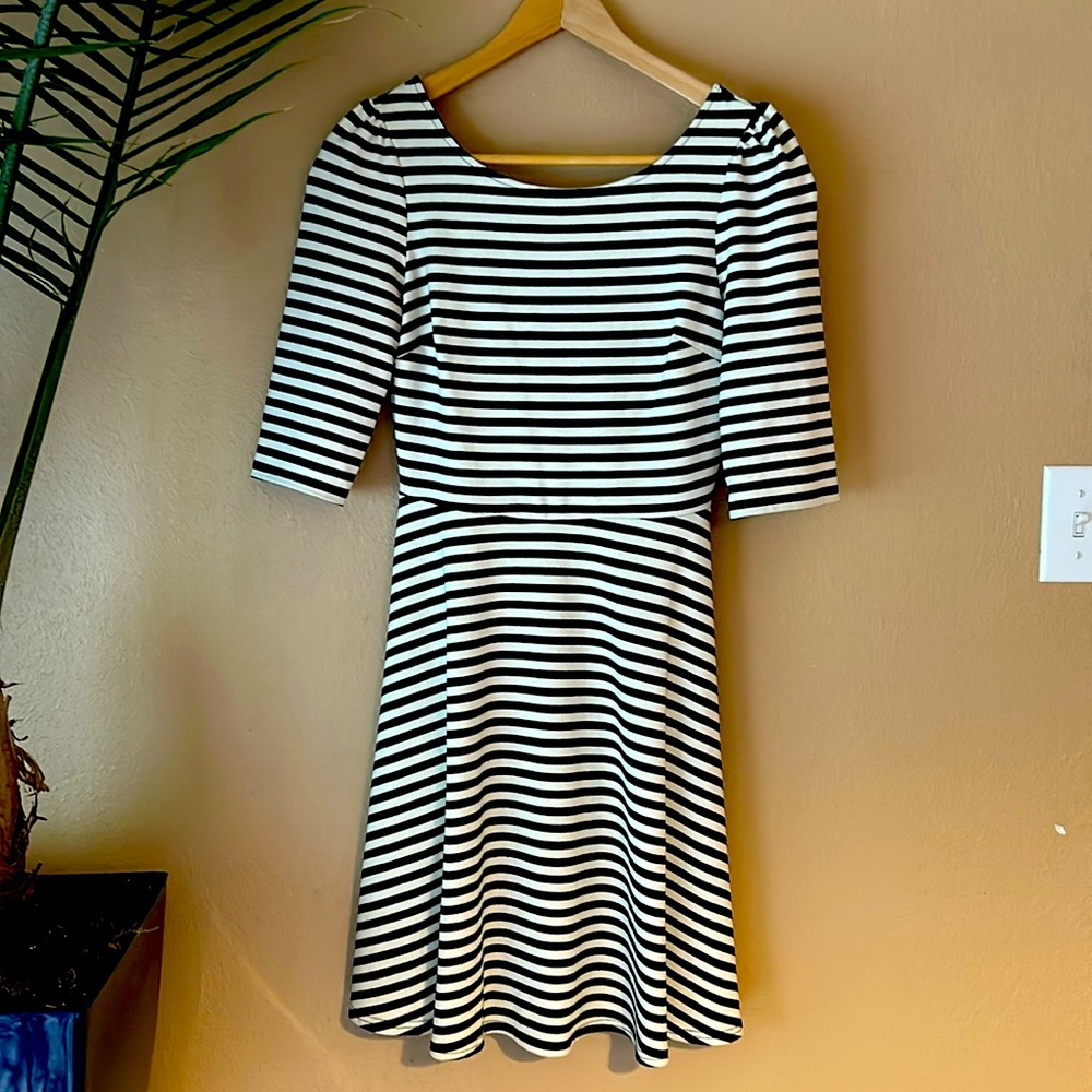 Pixley Knee length dress | Stripes | print and cut are very flattering! EUC